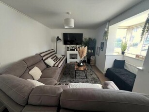 3 Bedroom Detached House To Rent