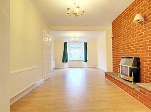 4 Bedroom Terraced House To Rent