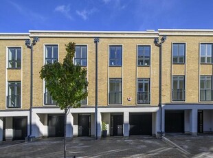 5 Bedroom Town House For Sale In Knights Quarter, Winchester