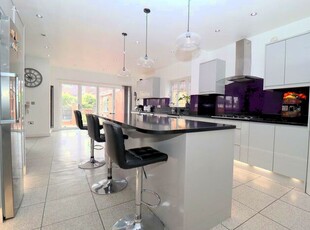 6 Bedroom Semi-Detached House For Sale