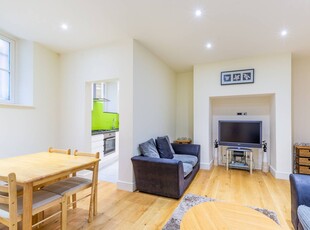 Flat in Avonmore Road, Olympia, W14