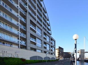 Flat in Eastern Quay Apartments, Royal Docks, E16