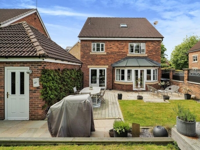 5 bedroom detached house for sale in Stone Croft Court, Oulton, LS26