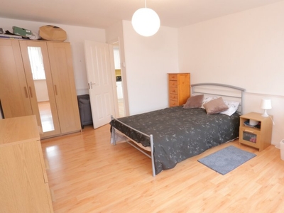 Room for rent in apartment in Mile End, London