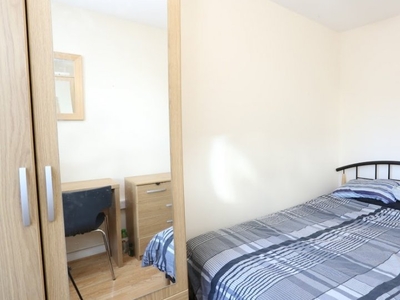 Room in a 4 bed flatshare in Mile End