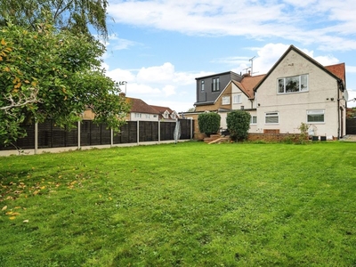 Allmains Close, Nazeing, Waltham Abbey - 5 bedroom semi-detached house