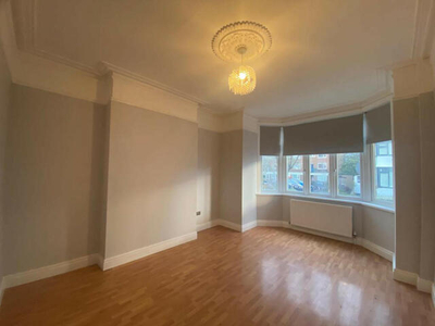 2 Bedroom Flat For Rent In 8 Glencairn Road, London