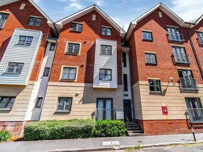 2 Bedroom Flat For Sale In Portsmouth, Hampshire