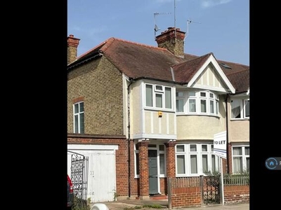 3 Bedroom Semi-detached House For Rent In Twickenham