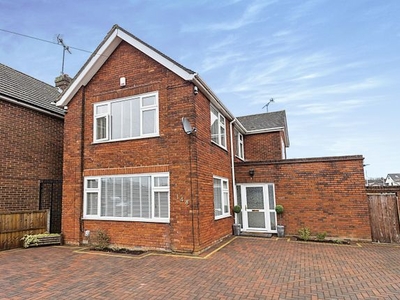 Detached house for sale in Oakley Road, Luton, Bedfordshire, United Kingdom LU4