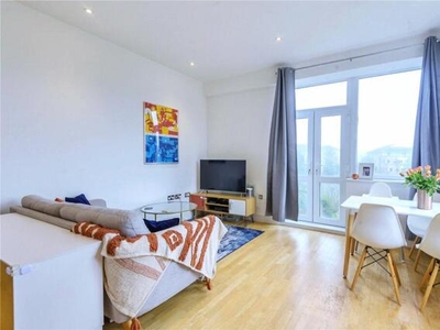 2 Bedroom Flat For Sale In Hook, Hampshire