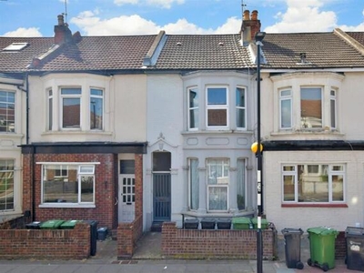 2 Bedroom Flat For Sale In North End, Portsmouth