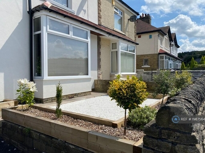 2 bedroom semi-detached house for rent in Busy Lane, Bradford, BD18