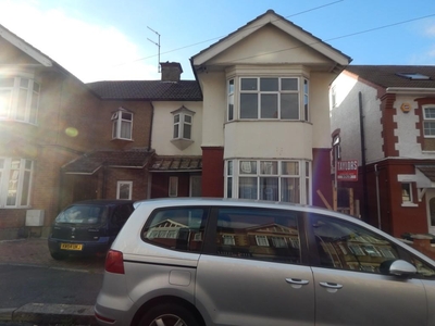 3 bedroom semi-detached house for rent in Mansfield Road, Luton, Bedfordshire, LU4