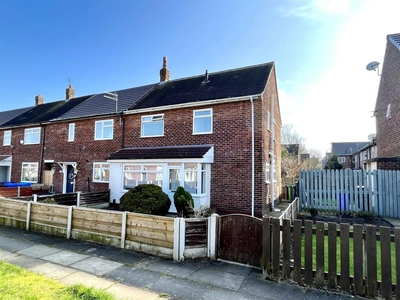 3 bedroom semi-detached house for rent in Stansted Walk, Manchester, M23