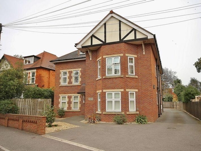 4 bedroom flat for rent in Belle Vue Road, Bournemouth, BH6