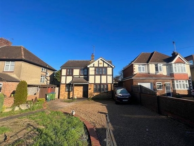 Detached house to rent in Tring Road, Aylesbury HP20