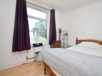 Flat to rent - Brockley Road, London, SE4