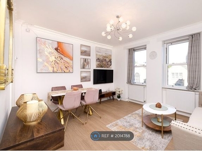 Flat to rent in Bernard Terrace, Edinbuirgh EH8
