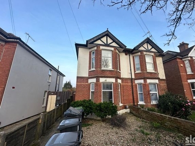 Flat to rent in Edgehill Road, Winton, Bournemouth BH9