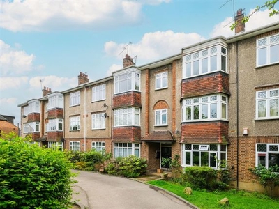 Flat to rent in Goldings Hill, Loughton IG10
