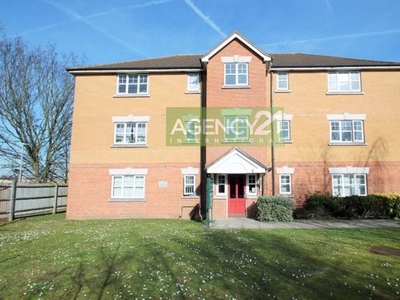 Flat to rent in Heathside Close, Ilford IG2