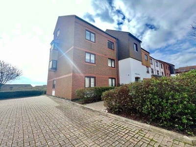 Flat to rent in Horse Sands Close, Southsea PO4