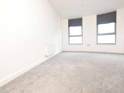 Flat to rent in Index Apartments, Mercury Gardens, Romford RM1