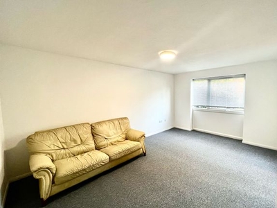 Flat to rent in Lynn Road, Ilford IG2