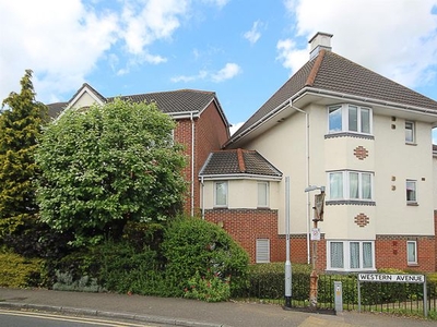 Flat to rent in Melford Place, Western Avenue, Brentwood CM14