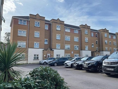 Flat to rent in Pickfords Gardens, Slough SL1