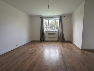 Flat to rent in Pioneer Way, Watford WD18