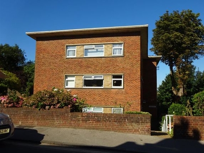 Flat to rent in St. Margarets Street, Rochester ME1