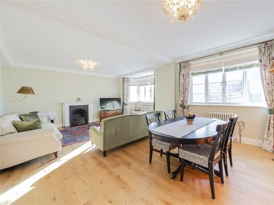 Flat to rent in Stanford Road, London W8