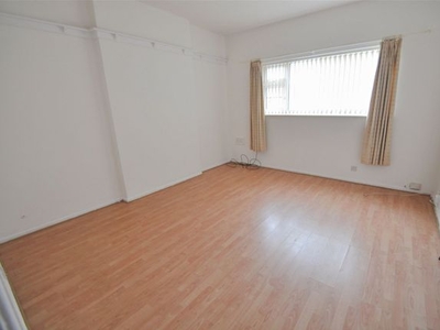 Flat to rent in Stanley Avenue, Wallasey CH45