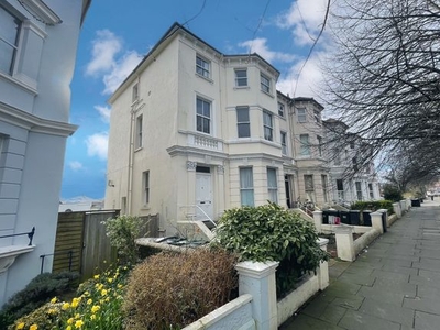 Flat to rent in The Avenue, Eastbourne BN21
