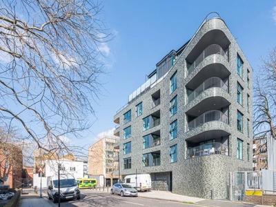 Flat to rent in Thistle Court, Camberwell, London SE5