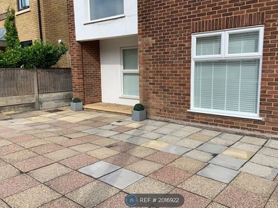 Flat to rent in Westbury Lane, Buckhurst Hill IG9