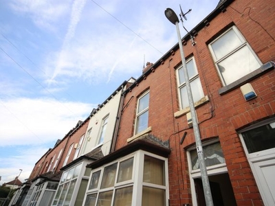 Flat to rent in Wilton Grove, Meanwood, Leeds LS6