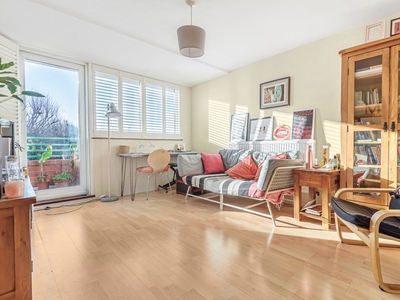Flat to rent - Queens Road, London, SE15