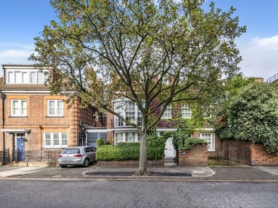 Link-detached house to rent in Avenue Road, London NW8