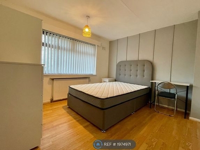 Room to rent in Gleanings Drive, Halifax HX2