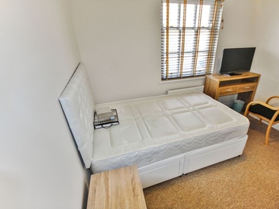 Room to rent in Marlborough Terrace, Marlborough Road, Chelmsford CM2