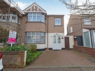 Staines Road, ILFORD - 3 bedroom end of terrace house