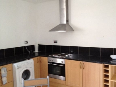 Terraced house to rent in Frederick Street, Luton LU2