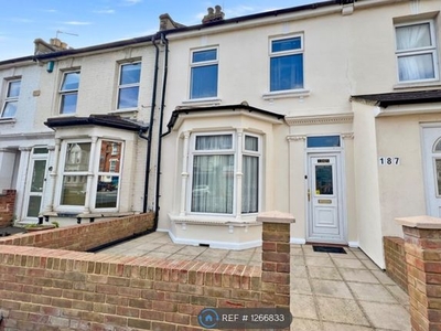 Terraced house to rent in Old Road West, Gravesend DA11