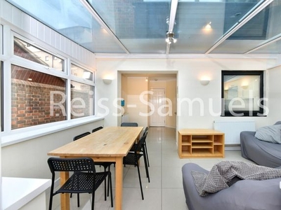 Town house to rent in Barnfield Place, Isle Of Dogs, Docklands, Canary Wharf, London E14