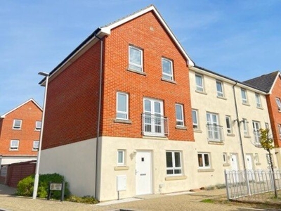 Town house to rent in Liberty Way, Poole BH15