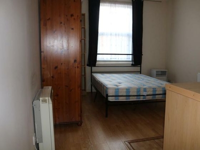 1 bedroom flat share to rent London, W12 8LH