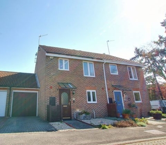 2 bedroom semi-detached house to rent Hythe, SO45 6BT